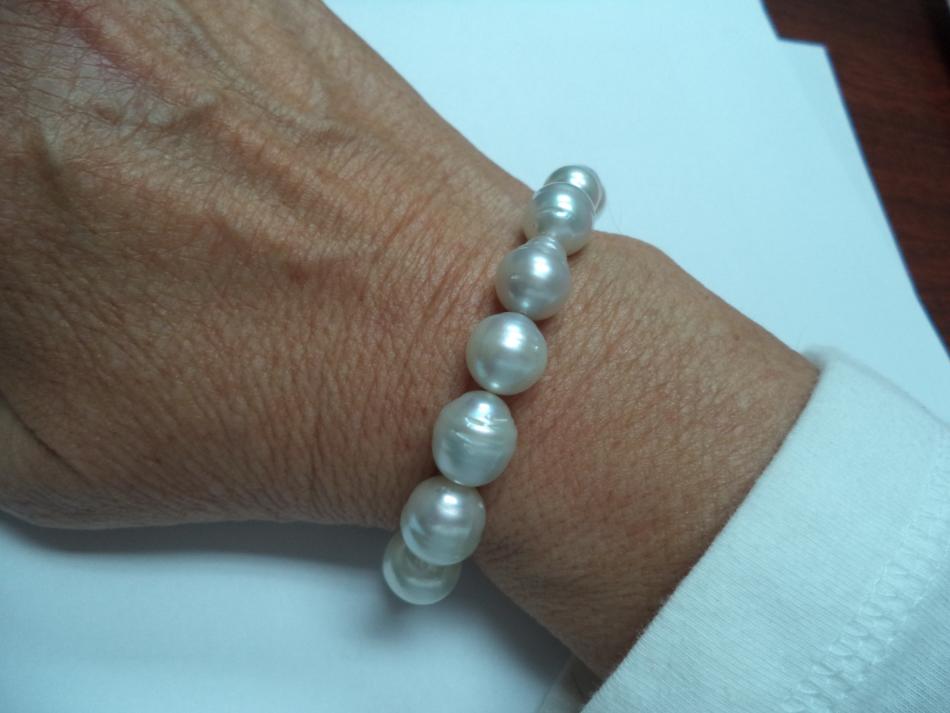 White South Sea stretch bracelet
