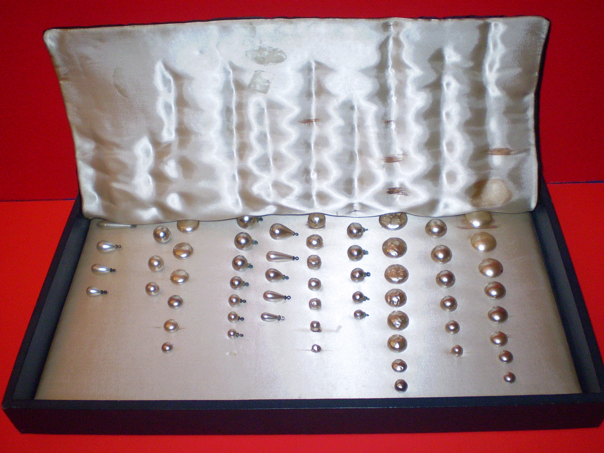Pearl display tray from the 1930s/1940s