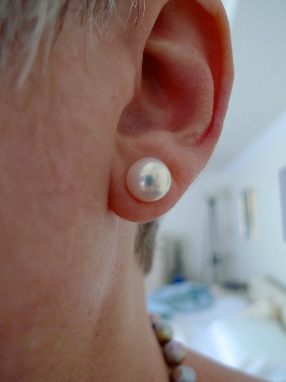 Metallic pearl studs