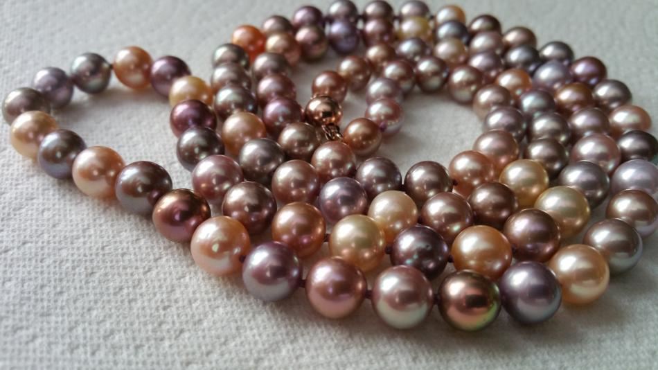 bead-nucleated smaller pearls that graduate from just under 8mm to 9mm