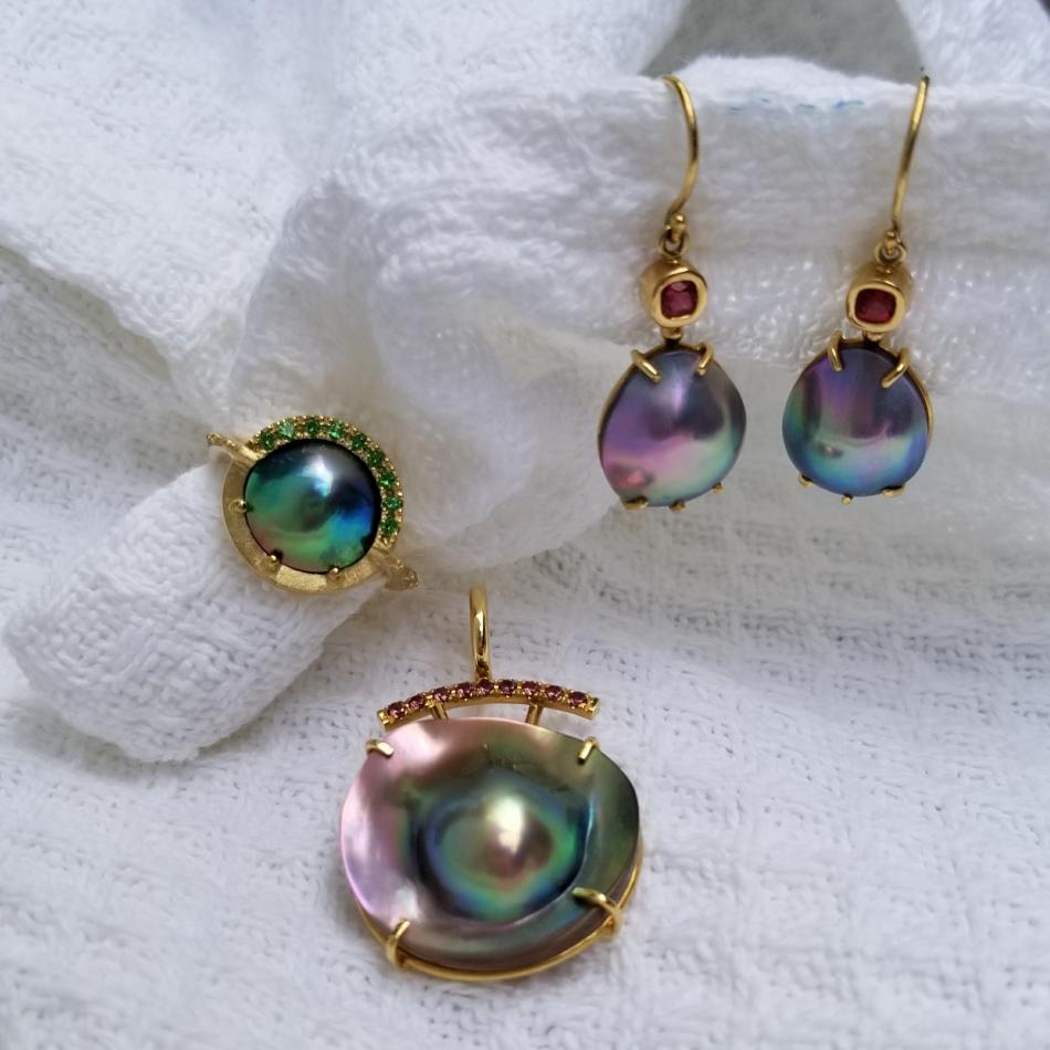 SoC mabe earrings and pendant, also designed by Soren