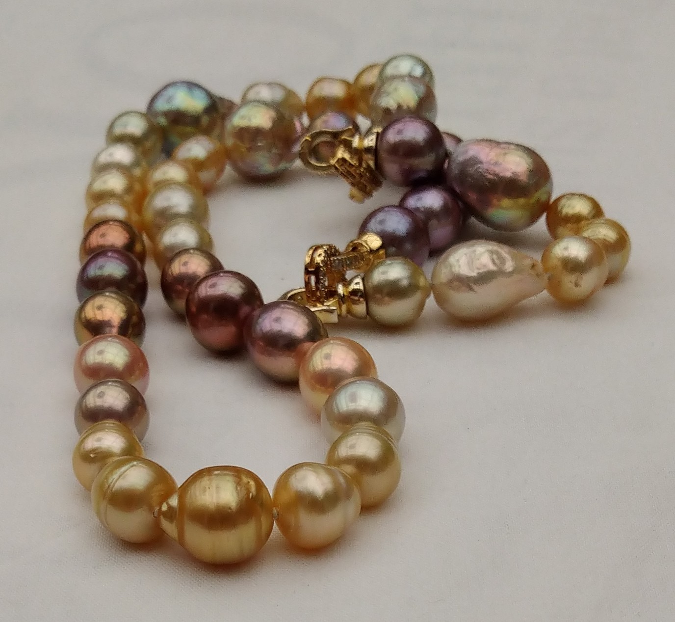 made with pearls from Druzydesign, with a few from Pearlescence, cmw pearls and Kongspearl.