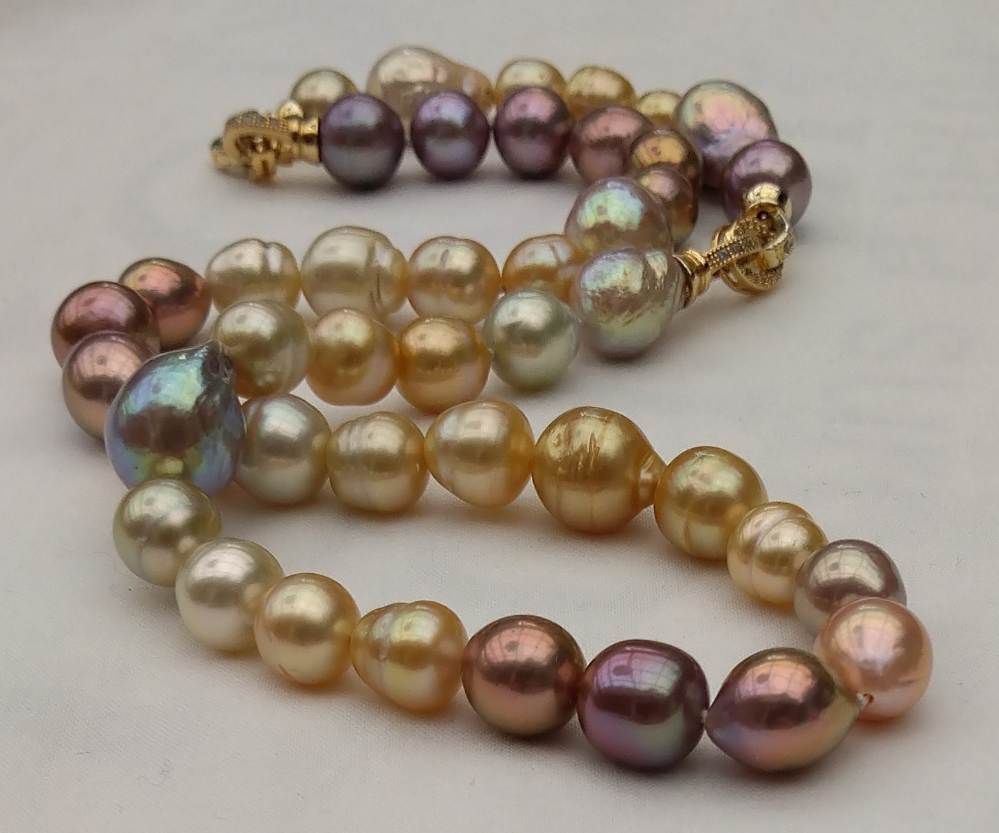 made with pearls from Druzydesign, with a few from Pearlescence, cmw pearls and Kongspearl.