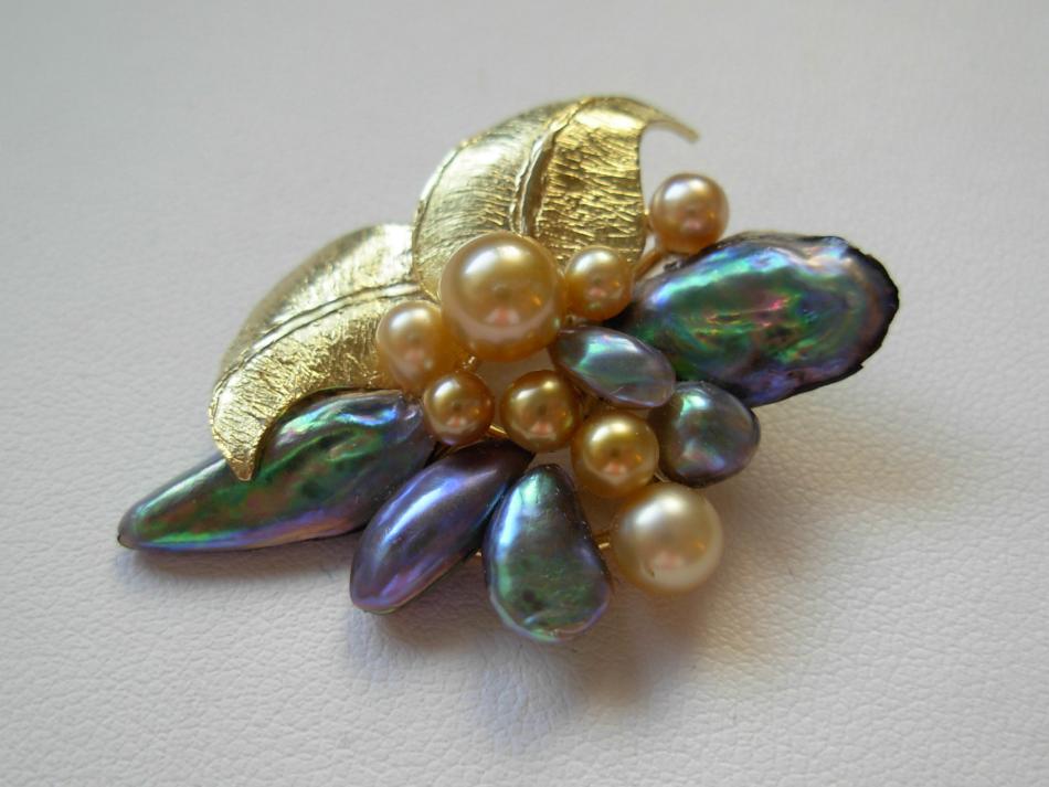  brooch of natural golden pipi pearls from the Pinctada maculata and abalone pearls from the Haliotis iris