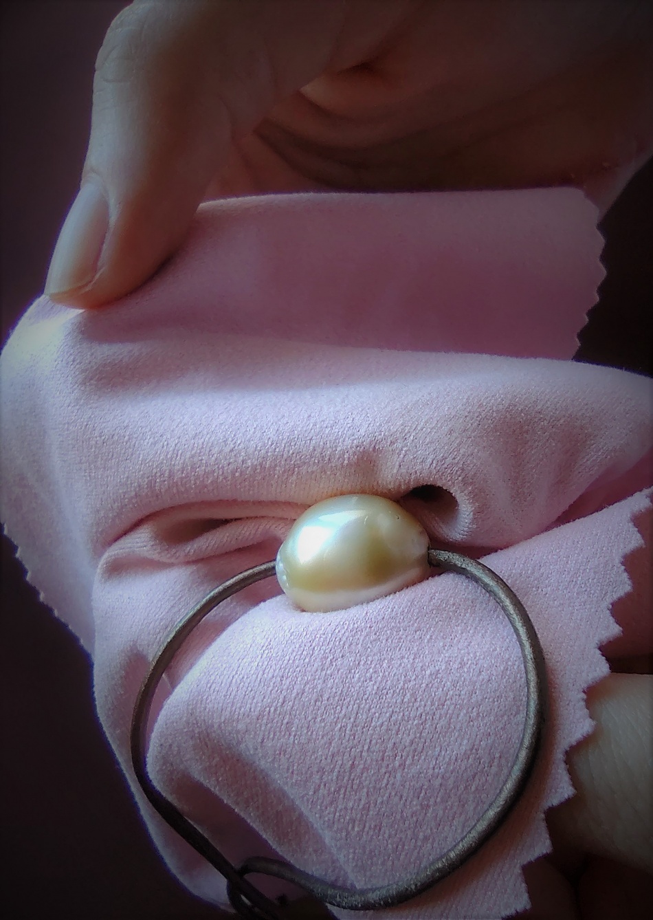 Cleaning pearl jewelry