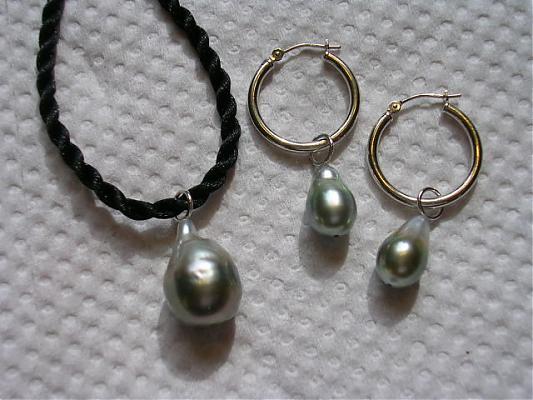 special Tahitian pearls from Pearl Paradise, pendant and earrings
