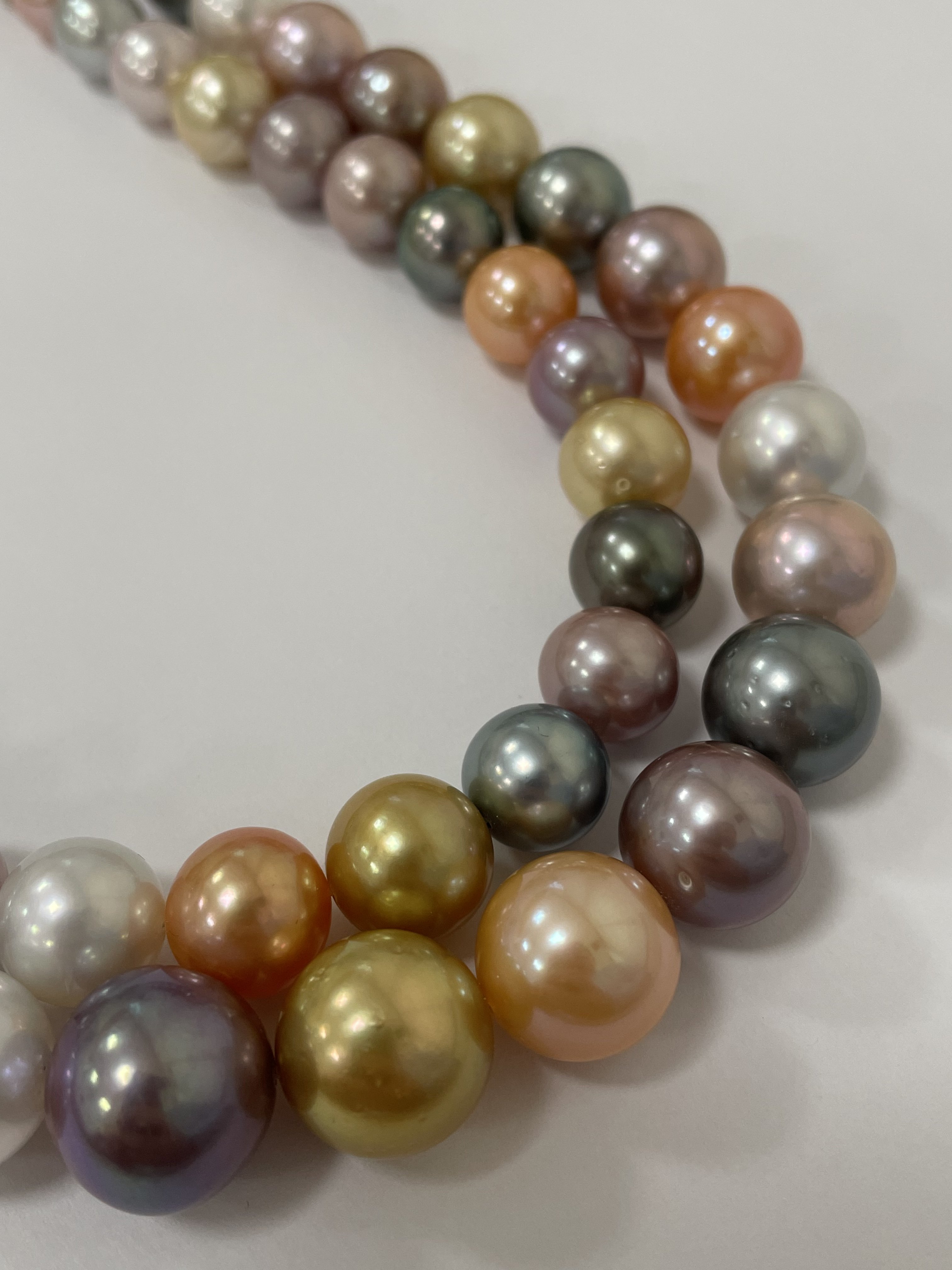 highly contrasted multicolor South Sea and beaded freshwater pearl strand
