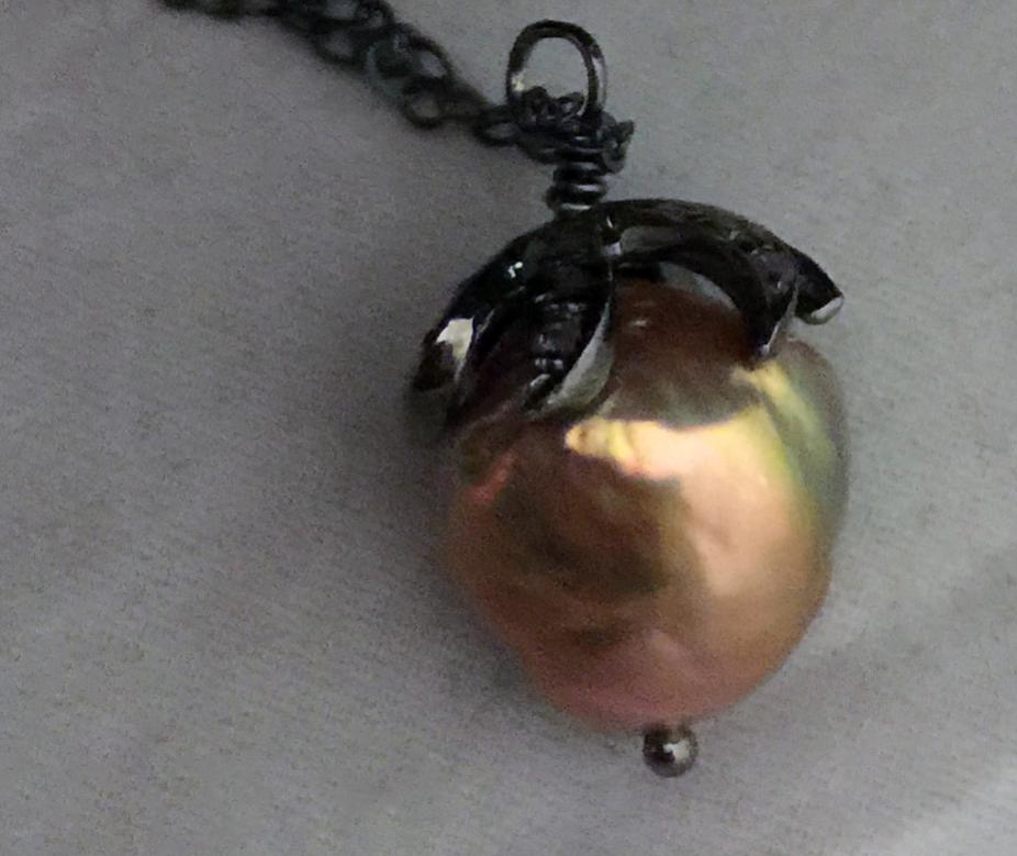 Exotic color ripple pearl pendant