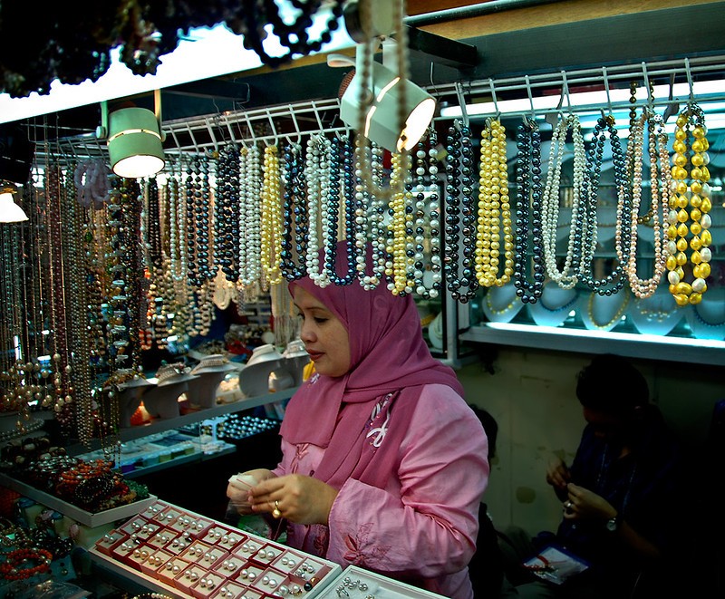 Greenhills Market pearl seller