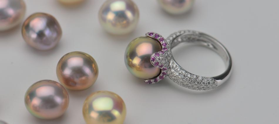 Hisano's ring featuring the best of the purloined pearls - a color-shifting metallic pearl