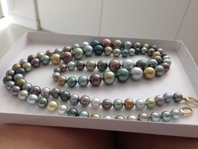 Tahitian pearl strand showing intense overtones in diffused lighting
