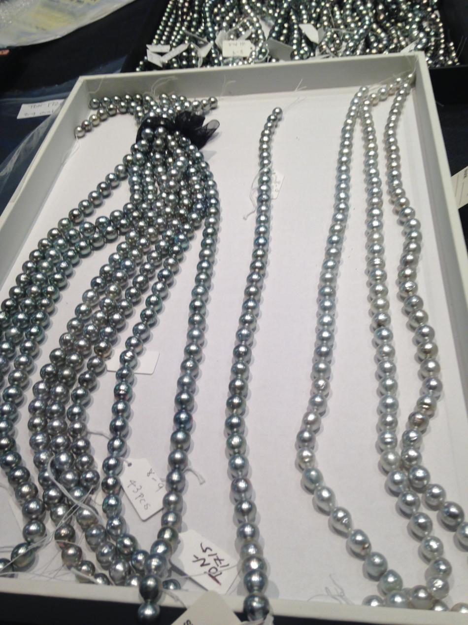 Trays of silver and silver blue tahitian strands