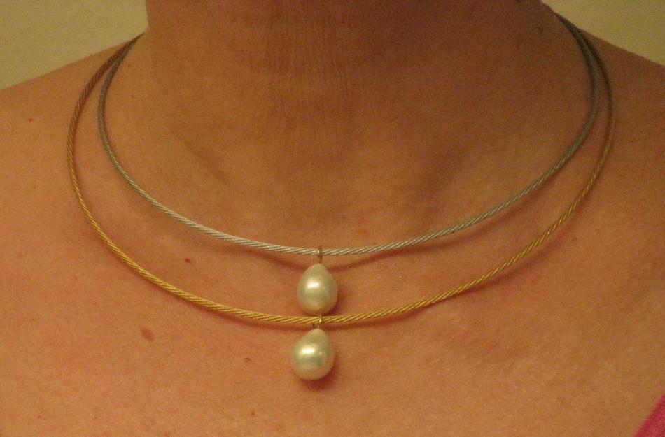 Drop pearls on white and yellow gold cables