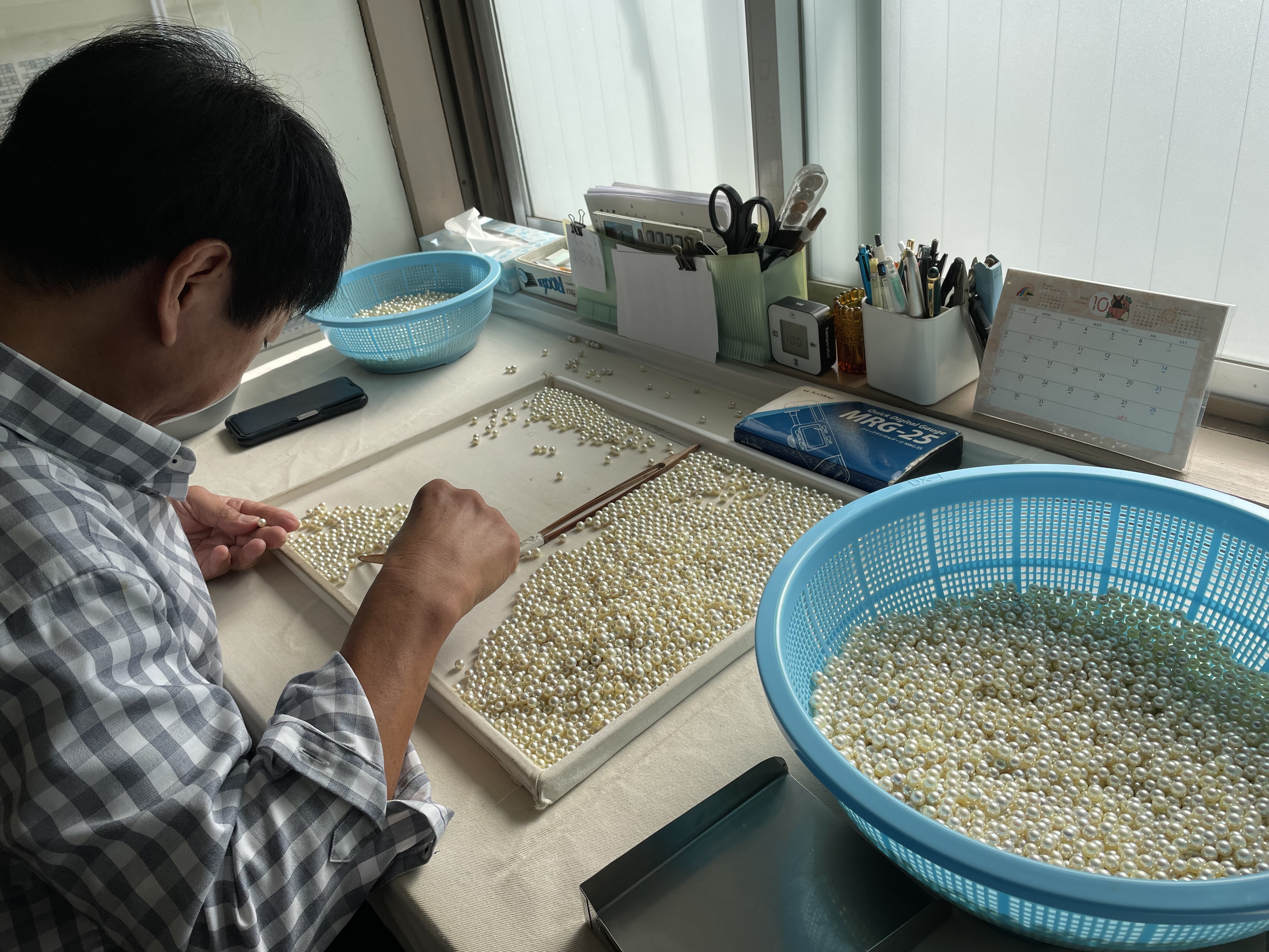sorting pearls that have not been processed yet
