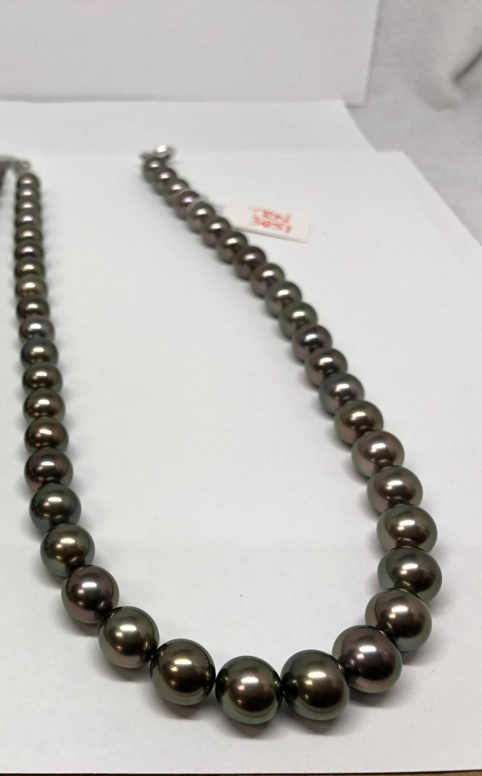Tahitian pearl necklace with dark green tones