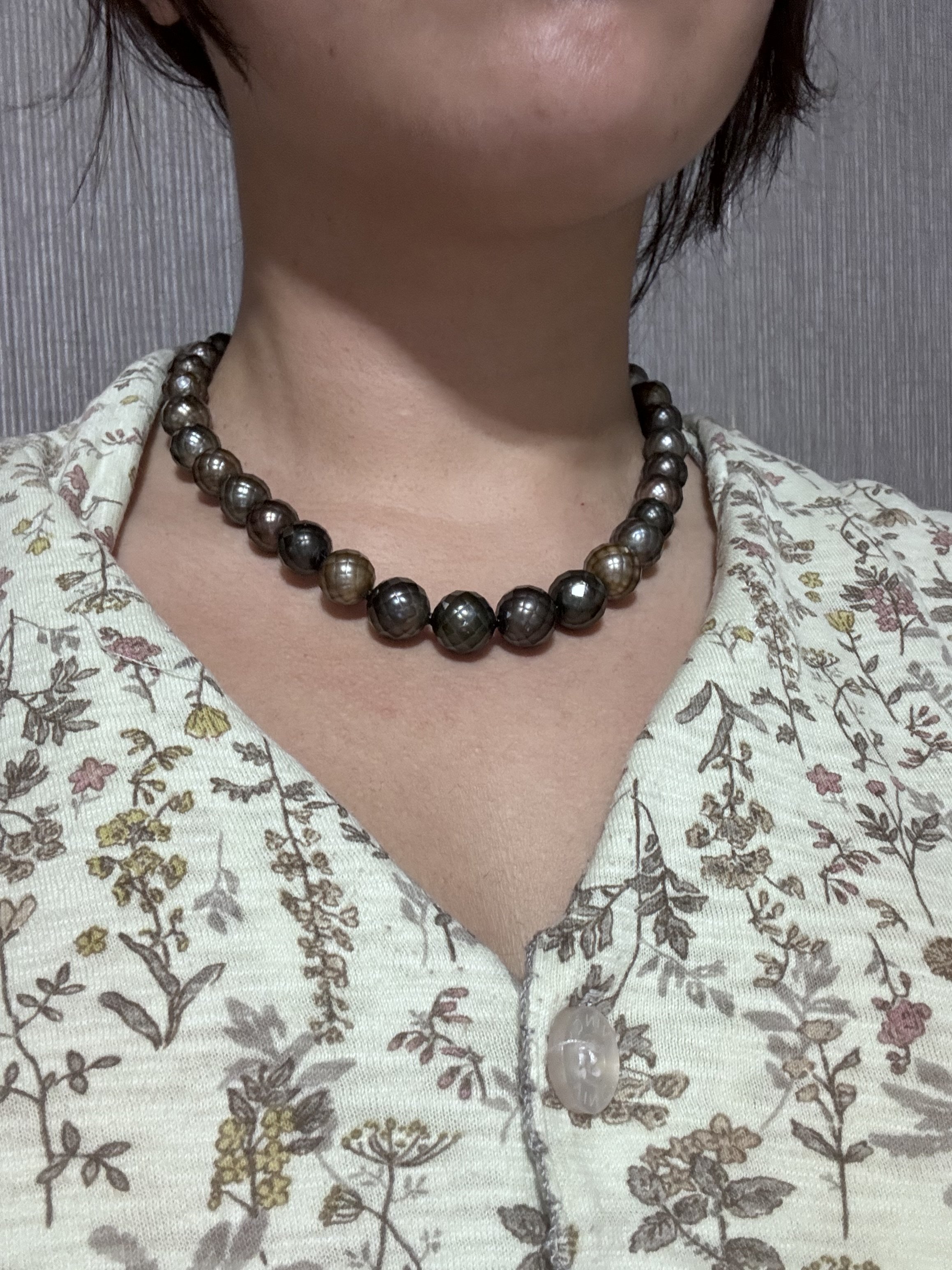Do these faceted Tahitian pearls look “problematic”?