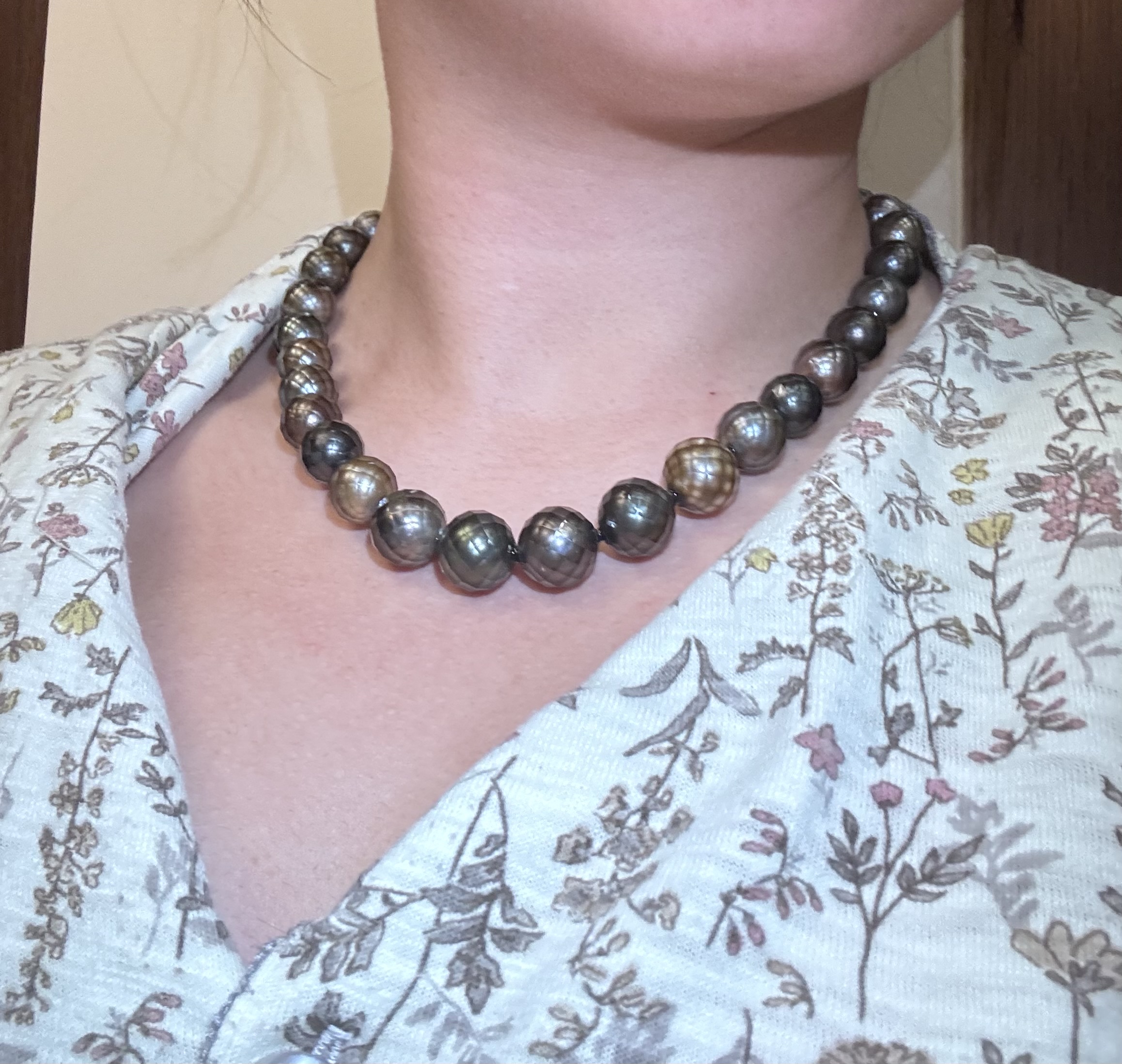 Do these faceted Tahitian pearls look “problematic”?
