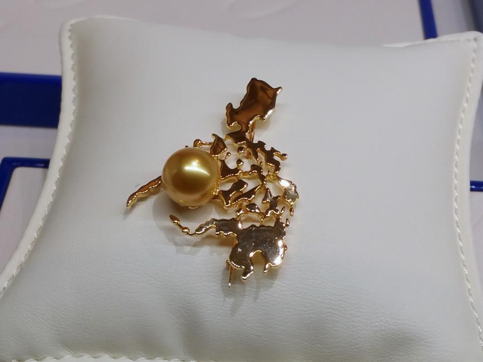 Jewelmer: Pearl Pin in the shape of the Philippines