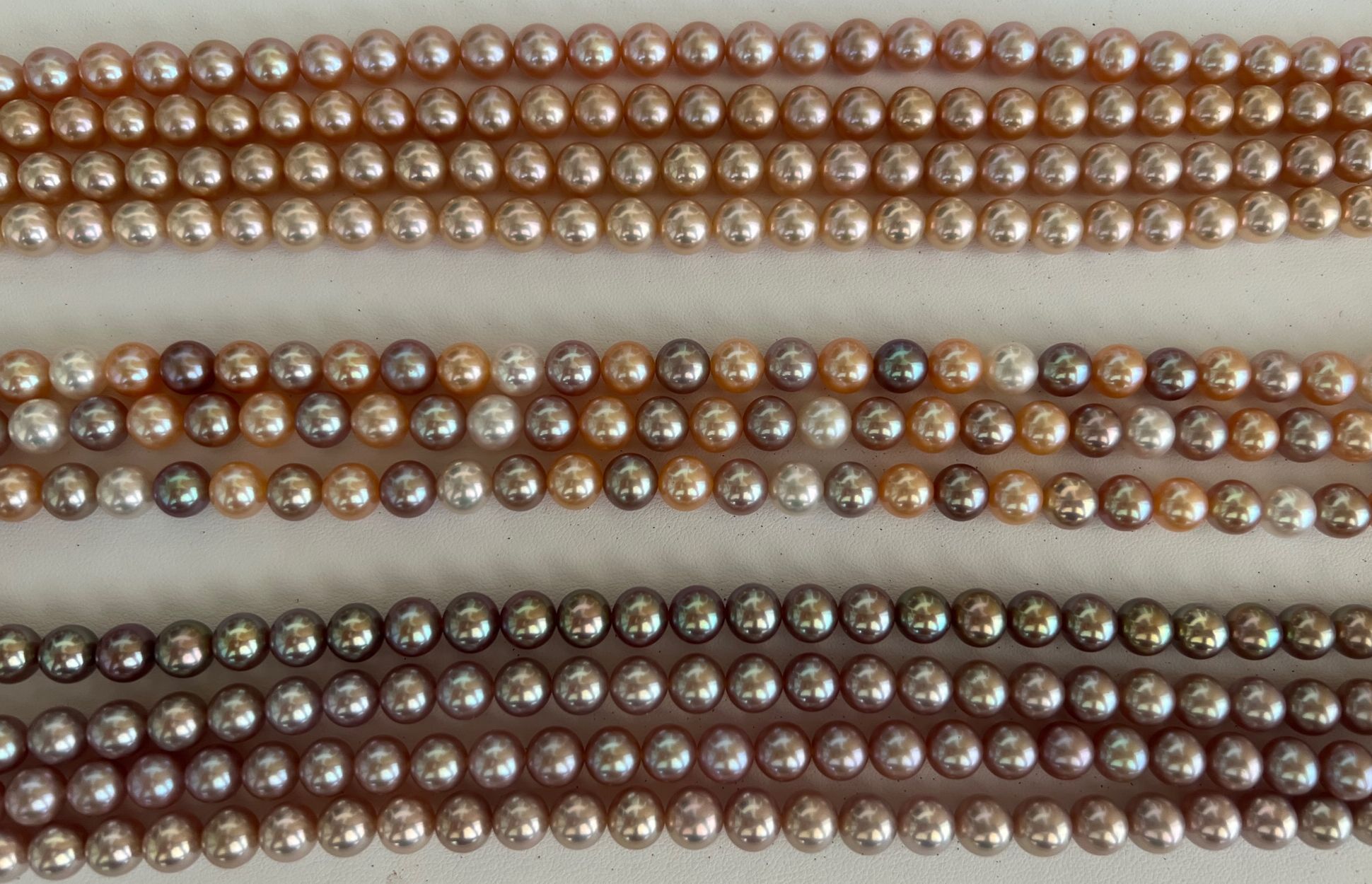 Naturally occurring freshwater pearl colors