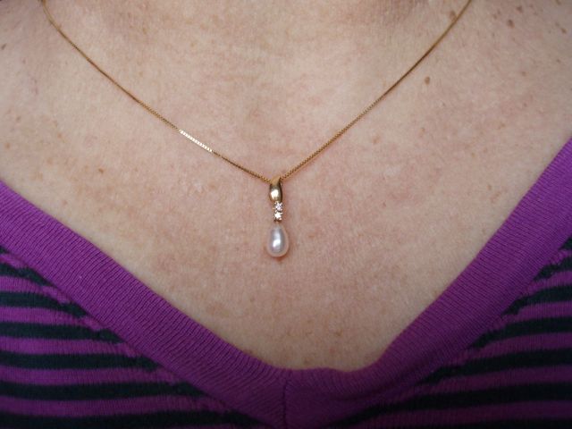 petite rice FW pendant with 2 small diamonds