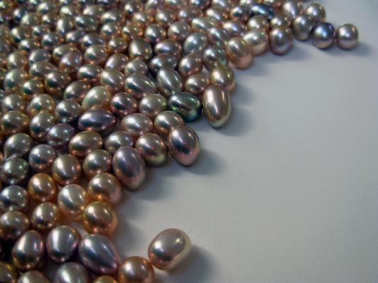 Loose metallic pearls at Pearl Paradise
