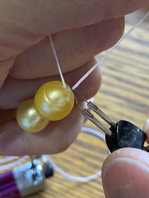 Pull thread to be cut against wire.jpeg