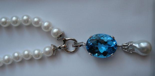 white tahitian drop with blue topaz