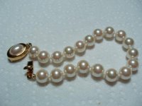 Imiation pearl bracelet showing varied overtones.jpg