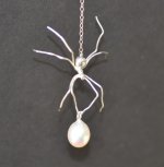 Lehndorff spider with pearl.jpg