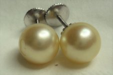 GSS Platinum pearl earrings chip P1170627 (2).jpg