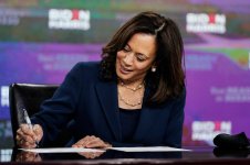 kamala-harris-pearls.jpg