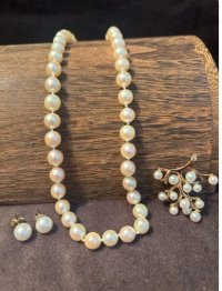 pearl neckles.jpg