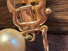 pearl neckles markings.jpg