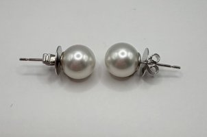 Pearl earrings.jpg