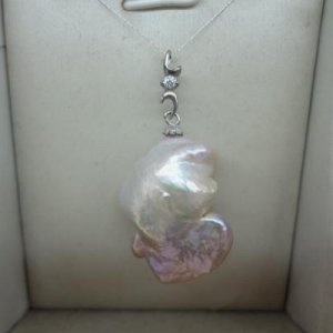 baroque pearl pendant