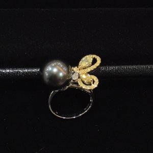 Tahiti pearl ring with yellow diamonds
